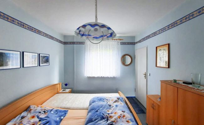 Schlafzimmer 1 2